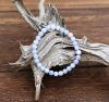 Ce bracelet de perles de Calcédoine affiche une teinte gris-bleuté laiteuse très lumineuse. Pierre utilisée dans l'Antiquité pour déceler les poisons. Pierre de douceur, la Calcédoine dégage une vibration lénifiante équilibrante.