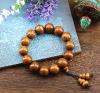 Bracelet mala de grosses perles de bois d'Abélie foncé, d'une somptueuse simplicité. Très belles perles aux dessins caractéristiques. Convient aux personnes aspirant à une méditation sereine de haut niveau,