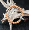 Ce bracelet mala, composé par mes soins, allie la force symbolique de la graine de l'arbre légendaire du Bouddha: la Rudraksha. Les deux pôles du bracelet sont porteurs de puissantes invocations; la perle de tête est gravée du mantra de Paix Universelle O