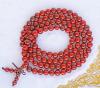 Très souvent associé à l'image du LAMA​ telle qu'on la connait depuis toujours, ce très beau chapelet de récitation des mantras est constitué de perles de Bois de santal rouge pterocarpus indicus​