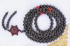 Ce très beau Collier bouddhiste tibétain, composé de 108 perles d'Onyx et 3 perles d'agate rouge, est monté au Tibet à la main sur cordon brun, diamètre des pierres: 8mm, longueur totale ouvert: 90cm, ce chapelet mala se porte en sautoir.