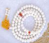 Composé de 108 perles de pierres de Jade blanc avec le pendentif symbolique macramé. Diamètre des perles: 8 mm, longueur totale ouvert: 110 cm, monté sur cordon jaune d'or, fabriqué spécialement au Tibet.