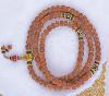 Un chapelet de Rudraksha orne toujours la représentation de dieu SHIVA. Diamètre des perles: 10 mm, longueur totale ouvert: 108 cm monté sur cordon solide bijoutier, fabriqué au Tibet, se porte enroulé au poignet gauche ou en sautoir.