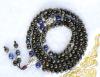 Magnifique Mala de prières tibétain 108 perles de pierre Oeil de faucon et Lapis lazuli avec un portrait de Bouddha, créé à la main par mes soins.​ Diamètre des pierres: 6mm, longueur totale: 80cm