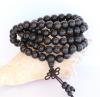 Les grosses perles de santal noires qui composent ce très simple mala en font un rosaire bouddhiste facile à manipuler; leur couleur noire chaude conviendra particulièrement aux méditants attirés par une rigueur harmonieuse rappelant l'essentiel du Zen.