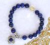 L'assemblage des perles de pierres Lapis lazuli et des accessoires symboliques fait que chaque modèle de mala peut revêtir une signification différente.