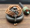 Raffinement et rigueur pour ce beau mala aux rustiques perles de graines Rudraksha, légèrement irrégulières, respectant le montage traditionnel du chapelet tibétain aux 108 perles, rythmé par des perles ornementales de cuivre argenté,