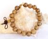 Dans ce très beau bracelet mala, c'est le bois de l'arbre lui-même qui est utilisé pour la fabrication les perles, tournées spécialement afin de figurer des cercles concentriques symboles d'infini et d'éternel recommencement ou Samsara
