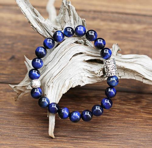 Sobriété, efficacité, pour ce magnifique bracelet de perles de pierre Oeil de faucon couleur bleu outremer moiré du plus bel effet.
