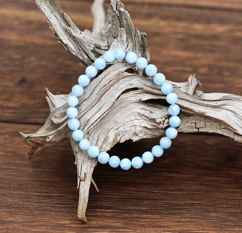 Fin Bracelet de pure fraîcheur, composé de perles de pierres Aigue marine: comme son nom l'indique une pierre dédiée aux fluides et à tous les bienfaits que peuvent apporter une méditation dédiée à l'élément marin