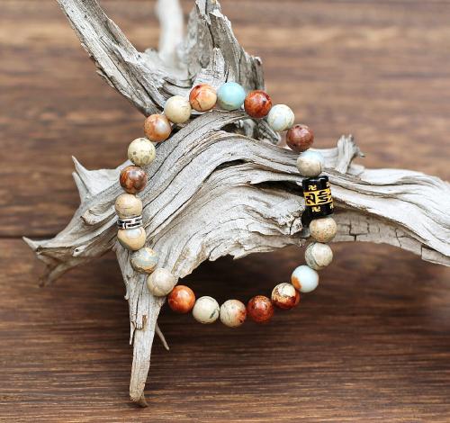 Bracelet constitué de perles de Jaspe varié, en vue d'un mélange harmonieux dédié à votre attachement à la planète. Présence océanique par les tons froids et subtilement translucides.