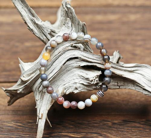 Délicat bracelet de fines perles d'Agate qualité AA; une calcédoine rubanée dont le jeu de couleurs douces plaira par son raffinement,
