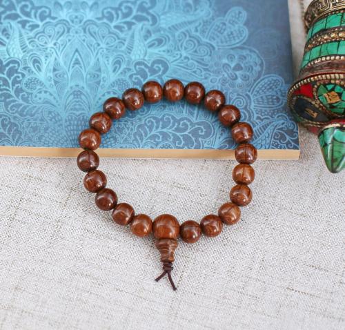 Simple mala traditionnel de poignet: perles de bois d'Abélie de couleur soutenue, perle de tête et petit cône de juste simplicité.  Mixte, léger, essentiel.
