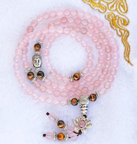 Mala de prières tibétain 108 perles en pierre Quartz rose avec pierre Oeil de tigre et un portrait de Bouddha, créé à la main par mes soins.​ Diamètre des perles: 6mm, longueur ouvert total: 80cm, monté sur fil élastique bijoutier