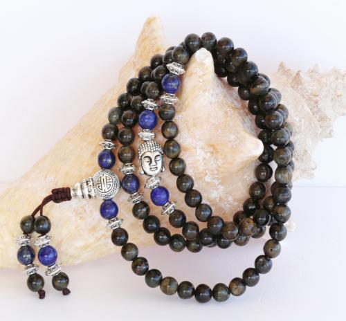 Magnifique Mala de prières tibétain 108 perles de pierre Oeil de faucon et Lapis lazuli avec un portrait de Bouddha, créé à la main par mes soins.​ Diamètre des pierres: 6mm, longueur totale: 80cm