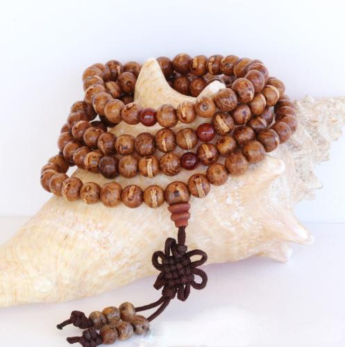 Chapelet de prière composé de 108 perles de graines de l'Arbre Bodhi variété dite Oeil de Dragon; les noms des variétés de graines sont tirés des particularités soulignées de chaque type de graine selon leur mode de polissage et de finition