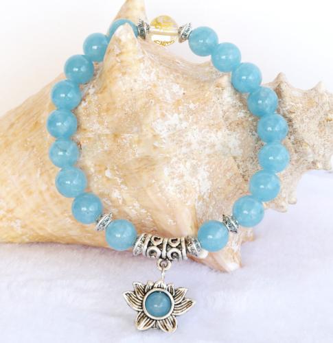 Un joli mala-bracelet très féminin, avec sa perle de Cristal de roche gravée du mantra OM MANI à l'or fin, sa pendeloque ornée de la Fleur de Lotus; symbole féminin de vacuité, et de pureté,