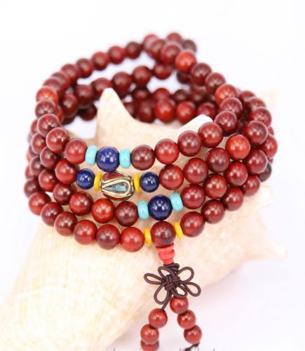 Très souvent associé à l'image du LAMA​ telle qu'on la connait depuis toujours, ce très beau chapelet de récitation des mantras est constitué de perles de Bois de santal rouge pterocarpus indicus​.