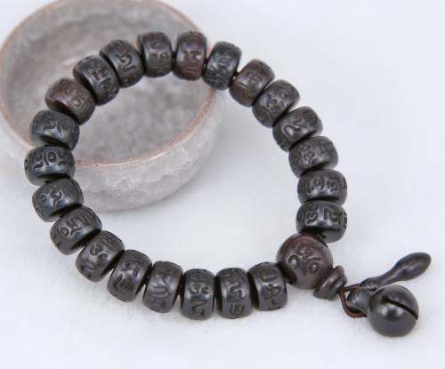 Ce solide ​bracelet aux belles perles gravées d'un mantra séduit par ses reflets sombres et chauds. Il représente à la fois un témoignage culturel et un symbole porte-bonheur.