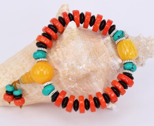 Joyeux mala très coloré, bijou religieux ethnique; composé d'un assemblage de rondelles de Corail fossile orangé, de perles d'ambre jaune reconstitué, de turquoise et de perles céramique.