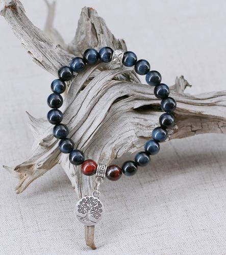 Jolies perles Œil de faucon d'aspect moiré à la subtile présence pour ce bracelet-talisman orné d'une perle porte-charme selon votre choix, et d'une perle-cylindre aux motifs ethniques de cuivre argenté. On remarquera les deux perles Œil de taureau