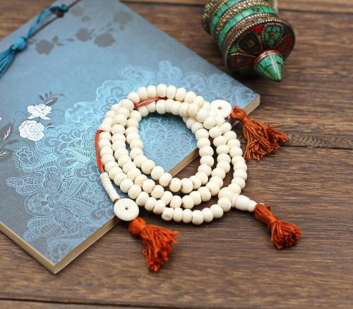 Ces solides perles rustiques d'os de Yack nous ramènent au temps du chamanisme, des religions primordiales au Tibet primitif, et à la tradition magique des peuples nomades d'Asie centrale.
